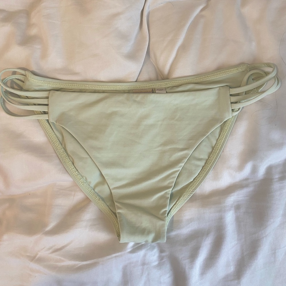 L*SPACE mint bikini bottoms! 💚
